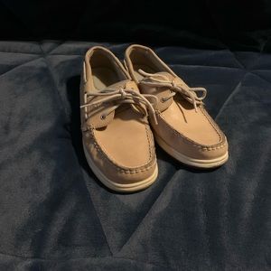 Tan Sperry bluefish boat shoes